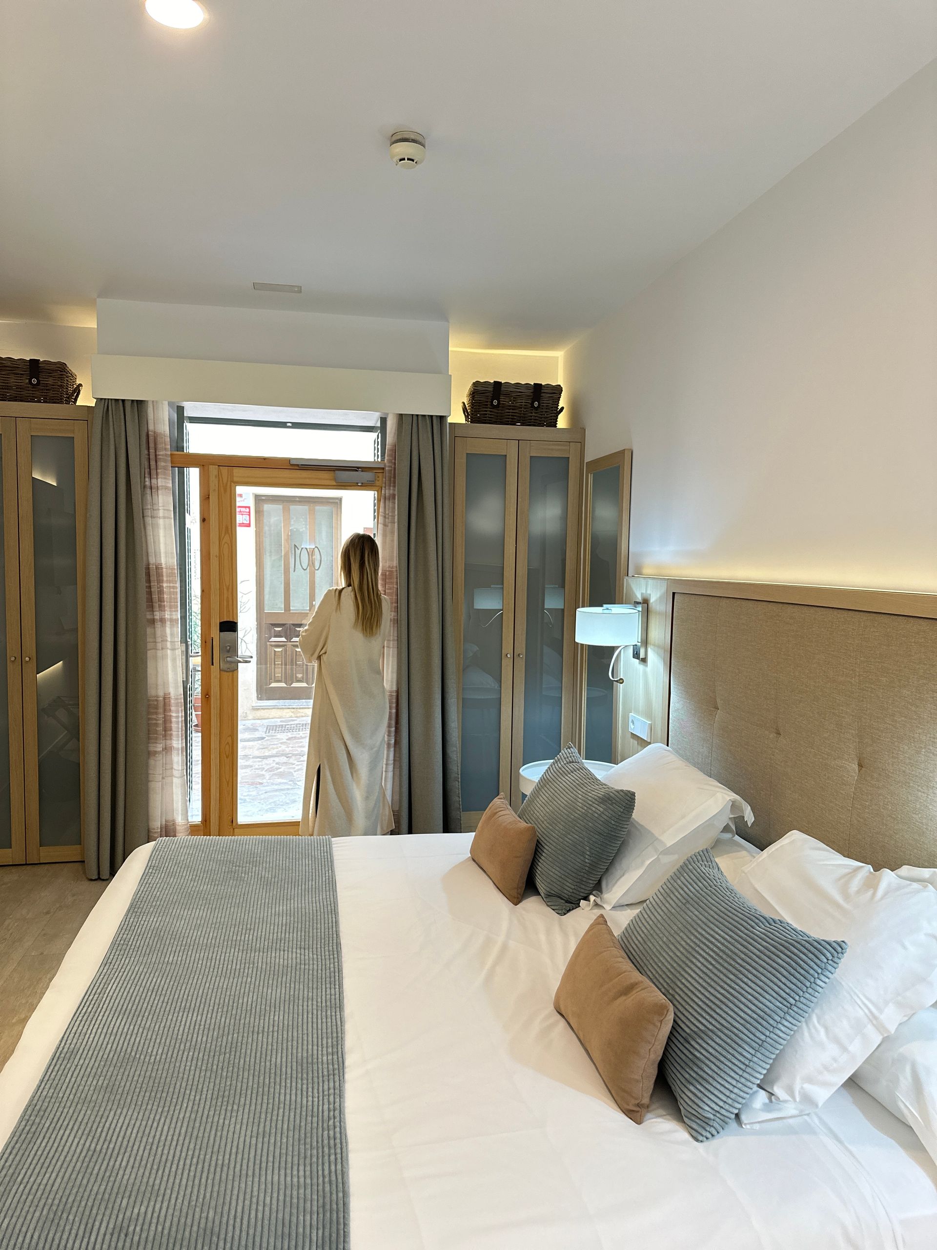 doble estándar accesible con mujer mirando por la entrada