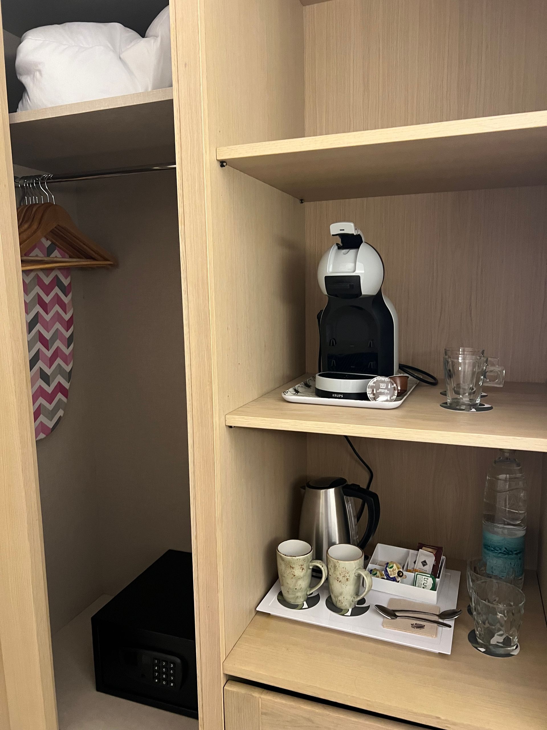 cafetera, hervidor de agua, plancha de habitación superior