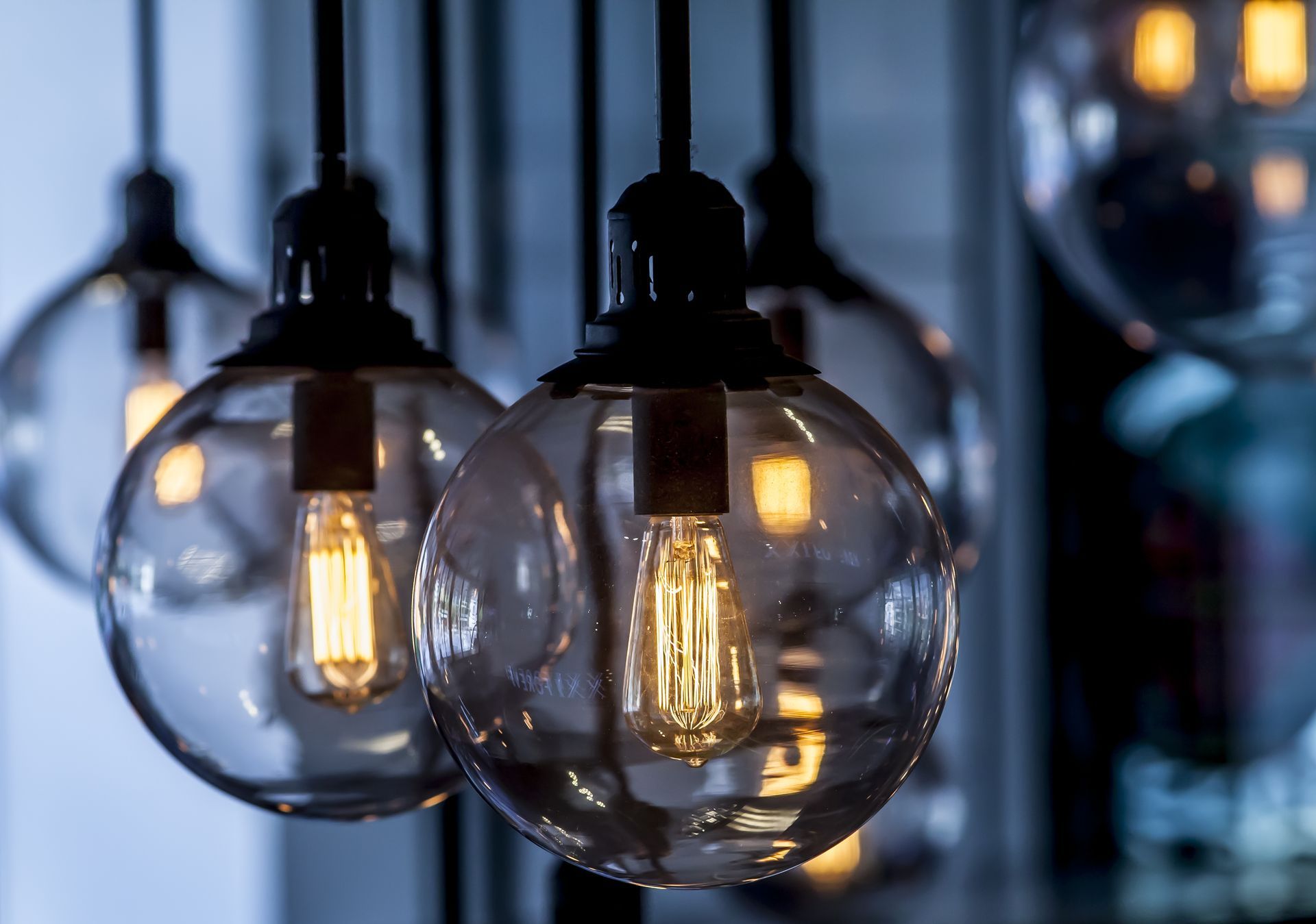 A bunch of light bulbs hanging from a ceiling.