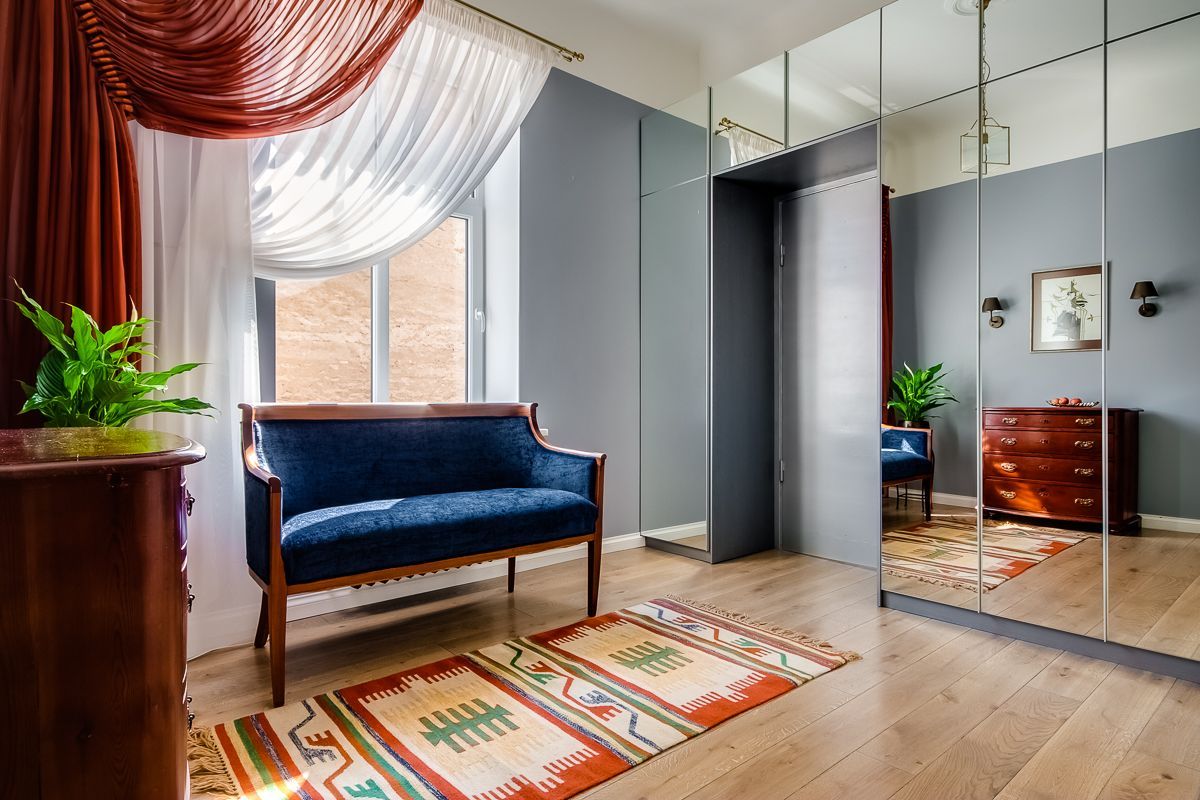 Priekštelpas interjera dizains. Spoguļu skapis.