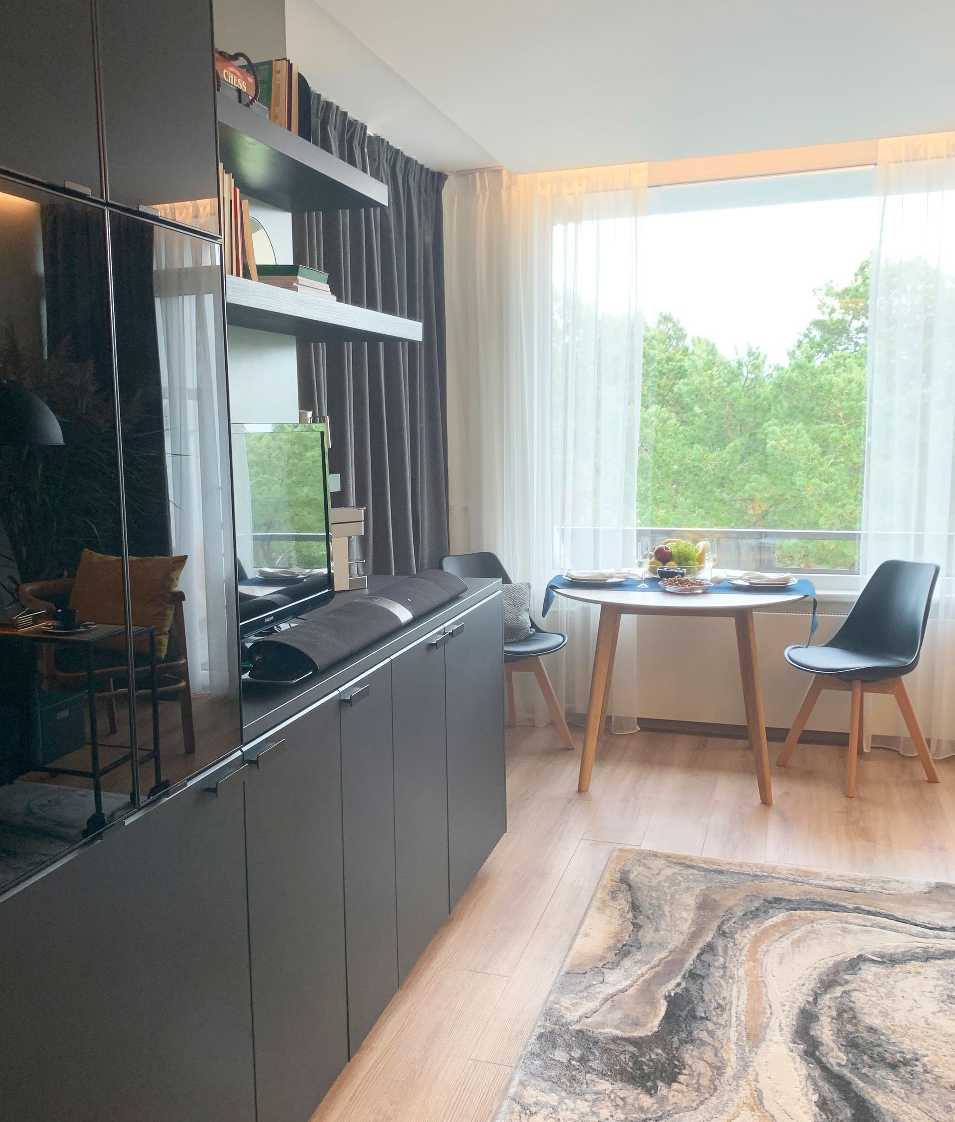 Dzīvokļa interjera dizains. Dzīvojamās istabas interjers. Detaļas.