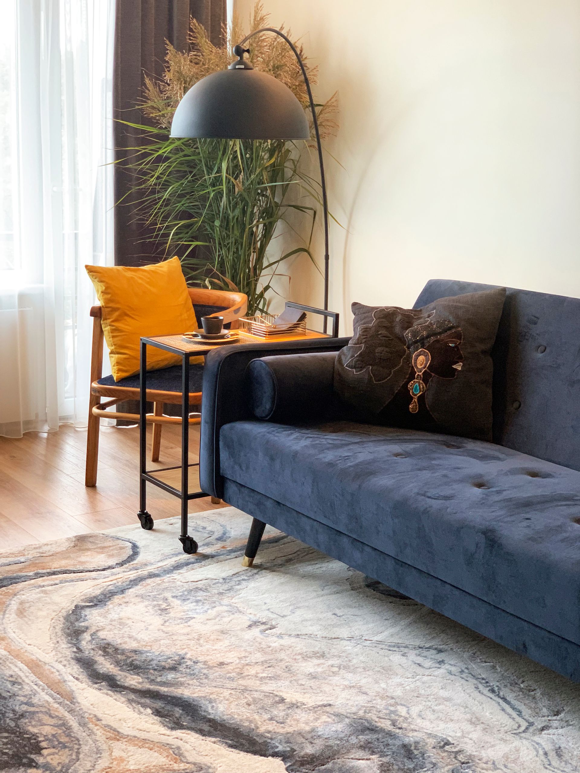 Dzīvokļa interjera dizains. Dzīvojamās istabas interjers. Detaļas.