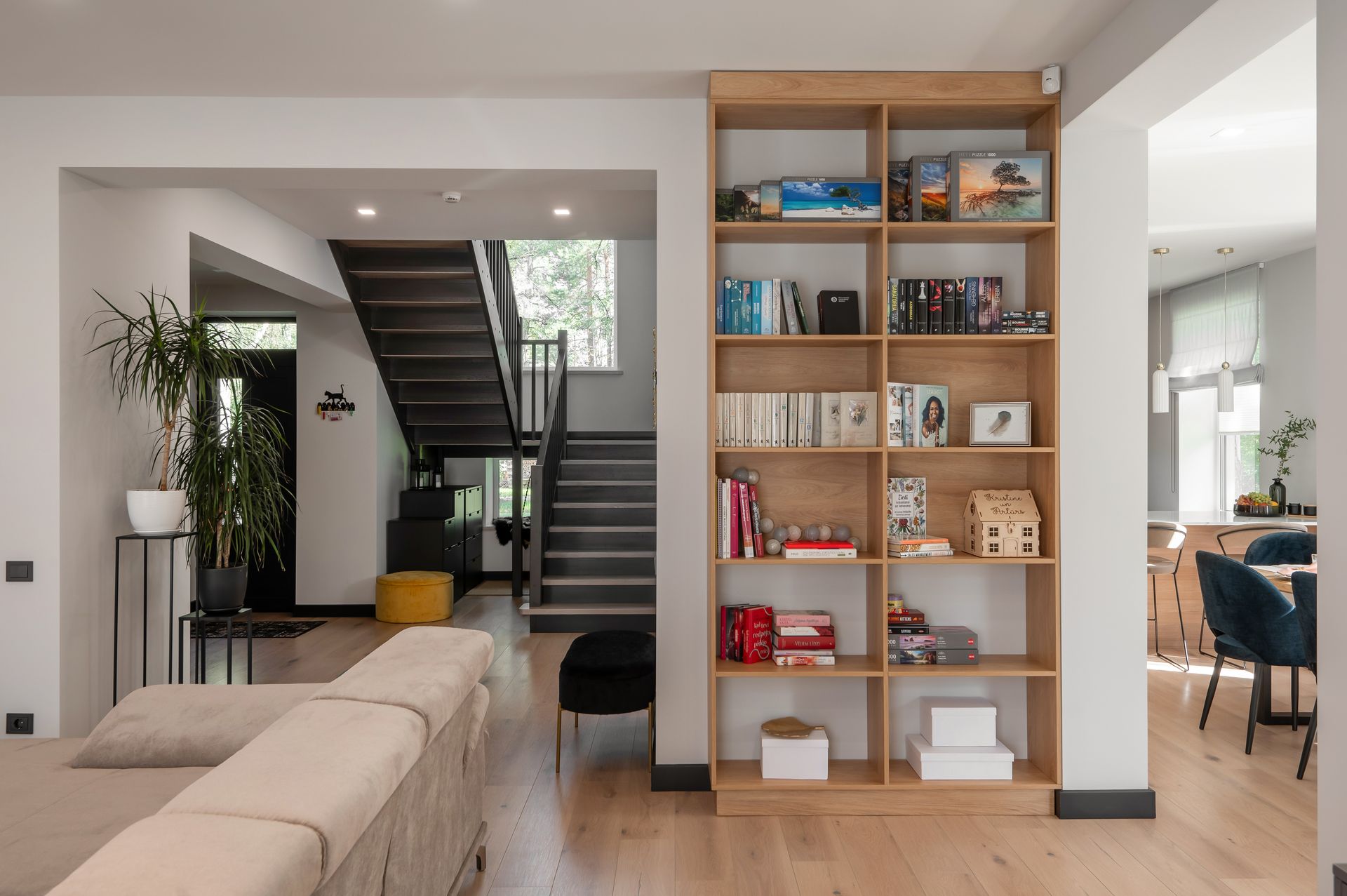 Mājas interjera dizains. Dzīvojamā istaba