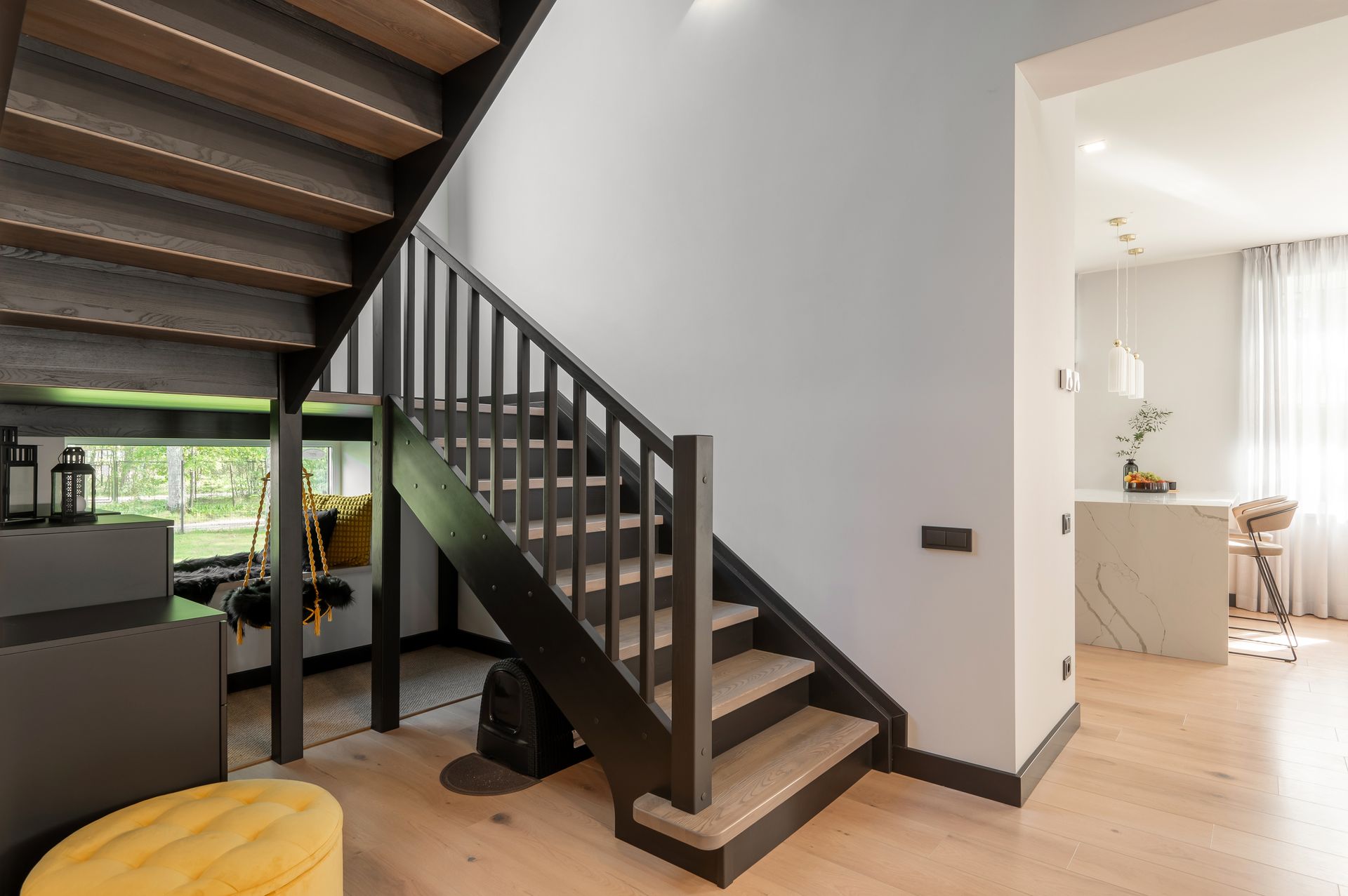 Mājas interjera dizains. Priekštelpa. Kāpnes