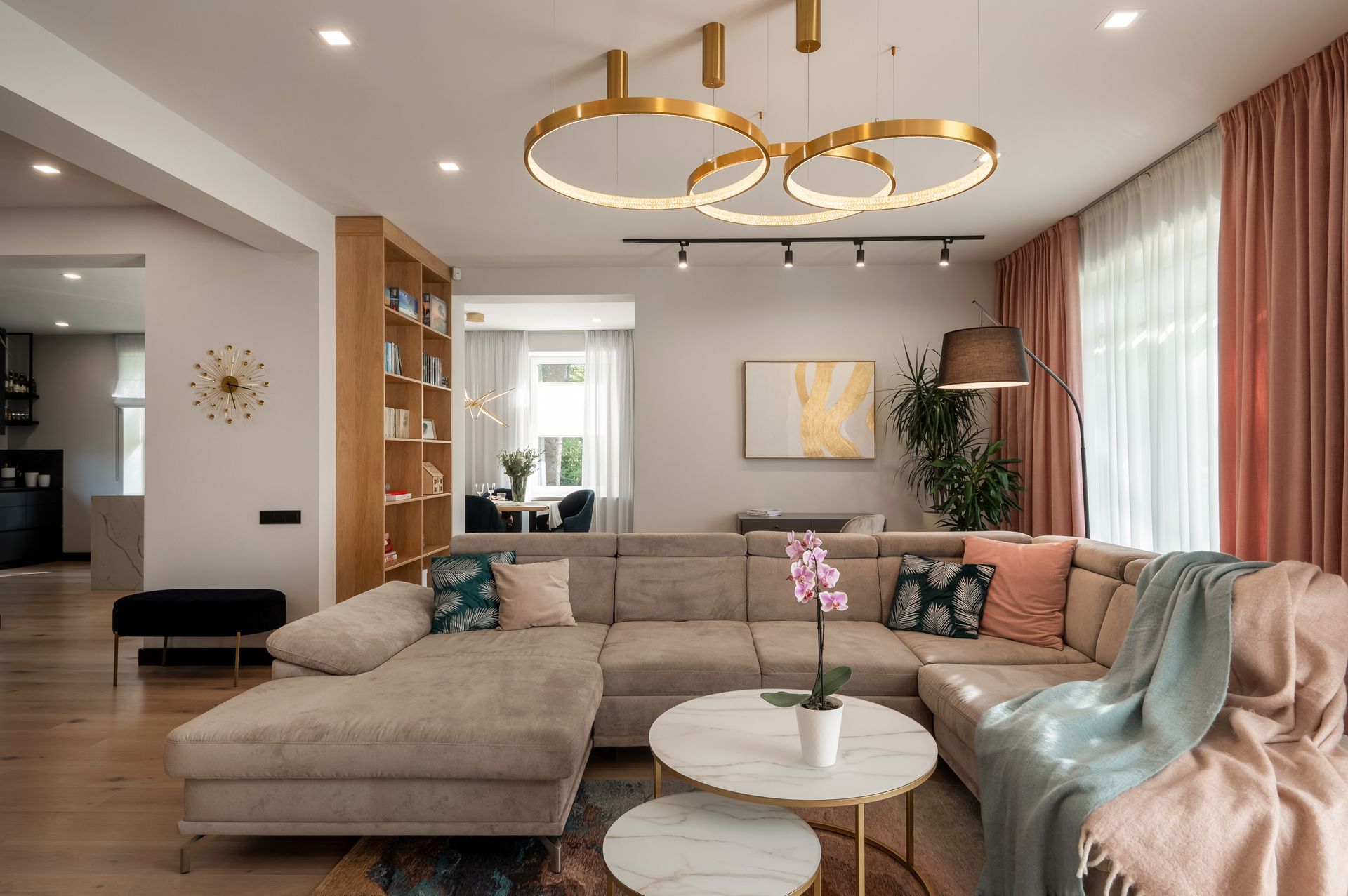 Viesu/ dzīvojamās  istabas interjera dizains. Maigi pasteļu toņi.