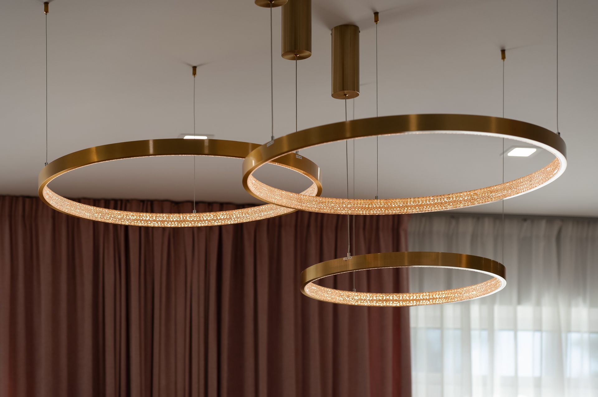 Mājas interjera dizains. Dzīvojamā istaba. Lampas