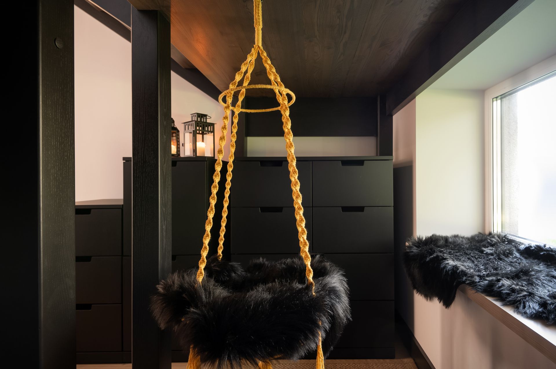 Mājas interjera dizains. Priekštelpa. Kaķu zona