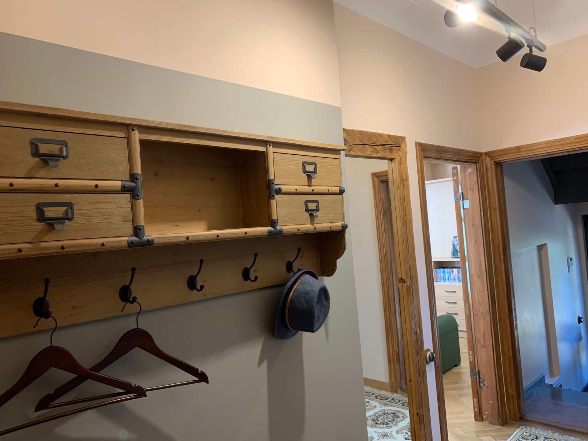 Priekštelpa un kāpnes. Interjera dizains.