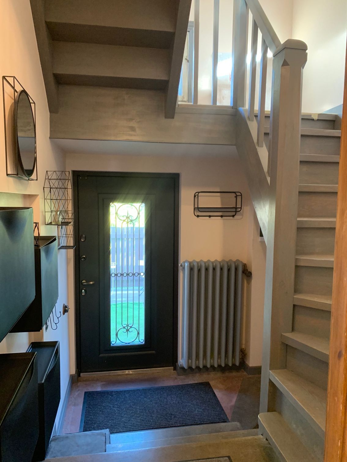 Priekštelpa un kāpnes. Interjera dizains.