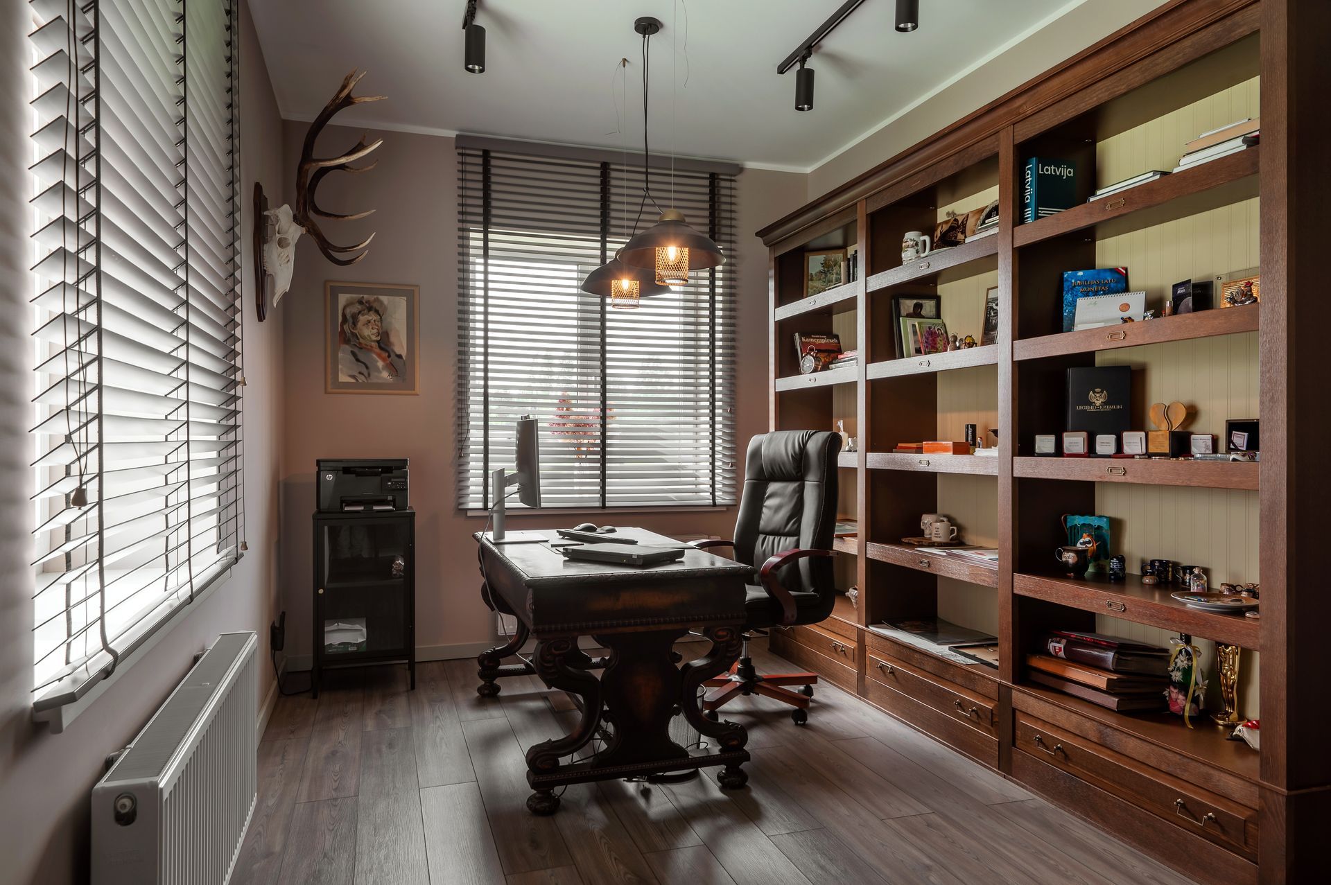 Mājas interjera dizains. Kunga kabinets.