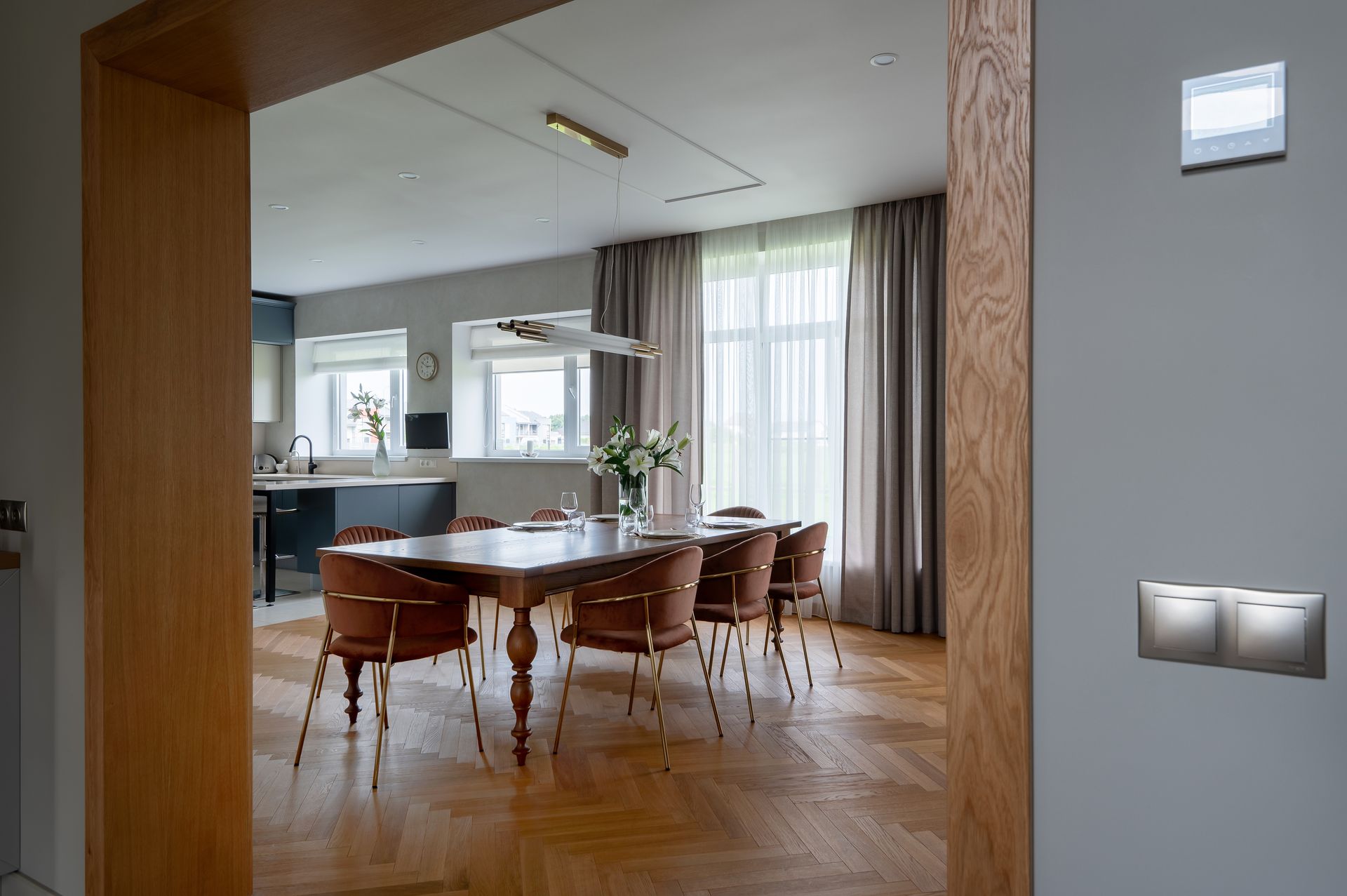 Mājas interjera dizains. Galds.