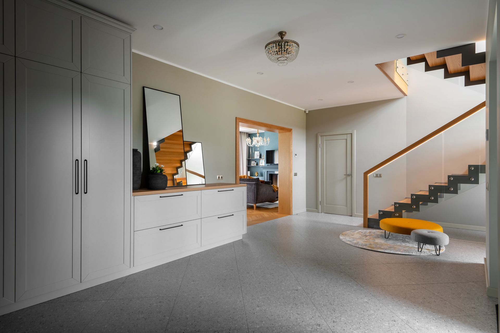 Mājas interjera dizains. Kāpnes