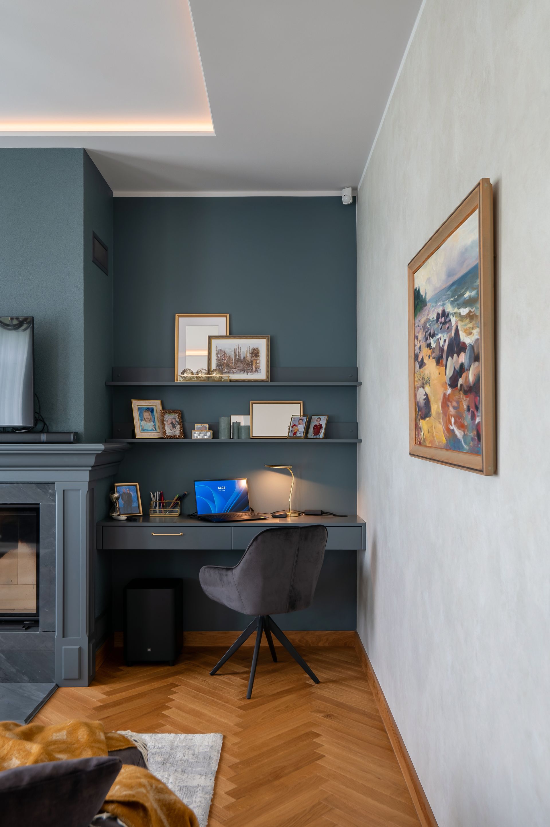 Mājas interjera dizains.Darba zona pie kamīna.