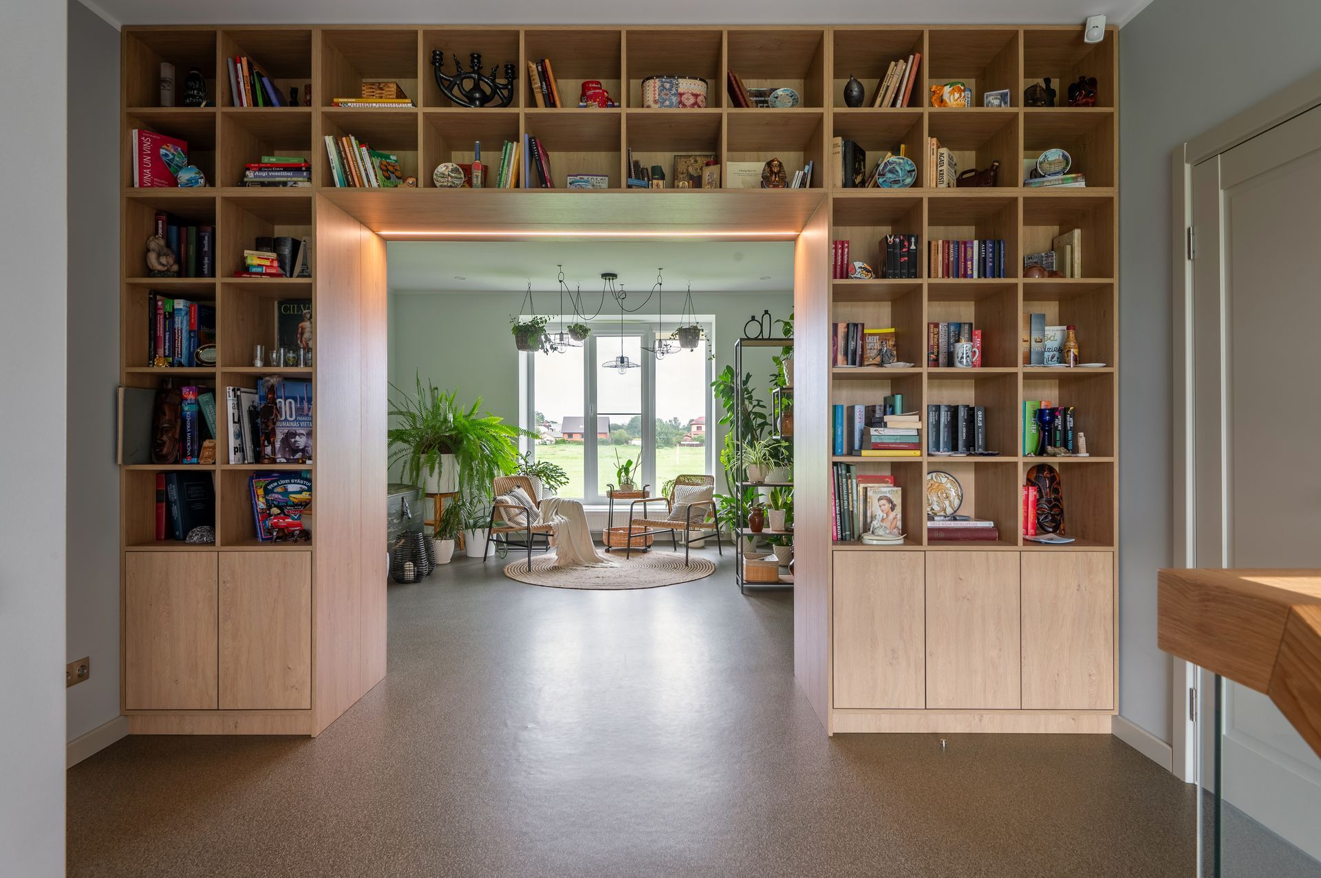 Mājas bibliotēka/suvenīru plaukti. Interjera dizains.