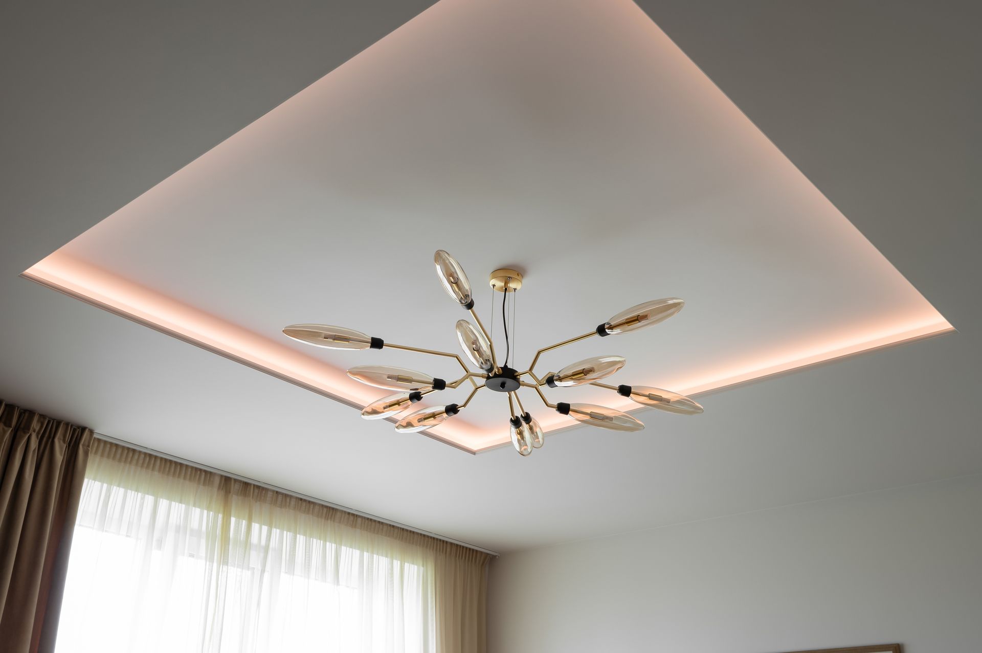 Mājas interjera dizains. Guļamistaba. Lampa