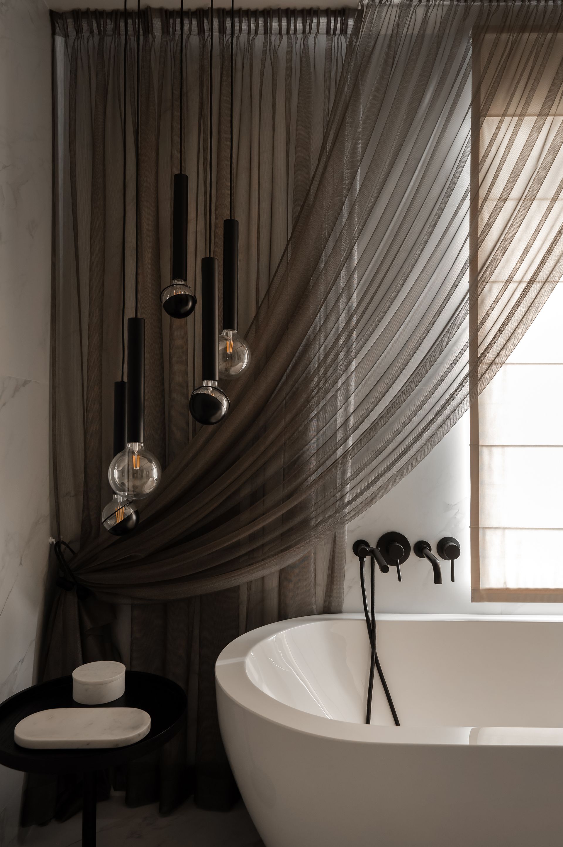 Mājas interjera dizains. Vannas istabas interjera dizains. Aizkari