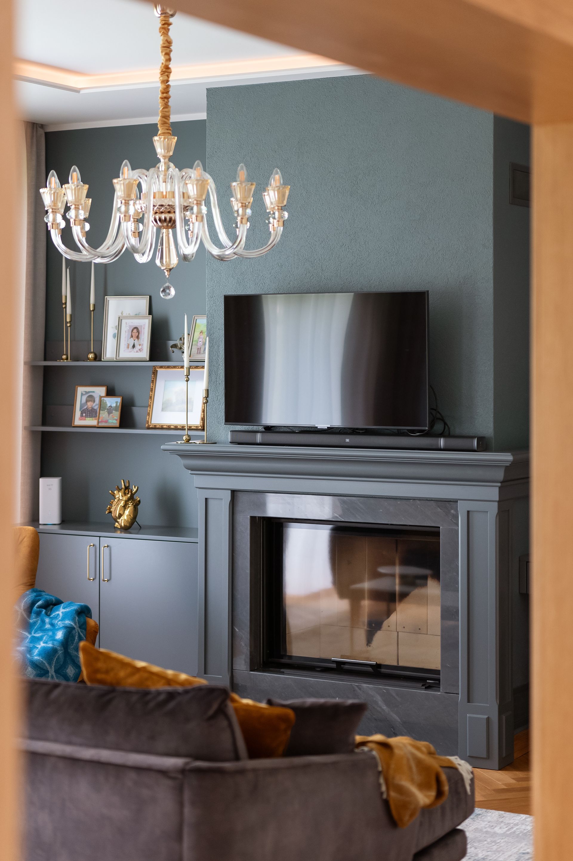 Mājas interjera dizains. Atpūtas zona pie kamīna.