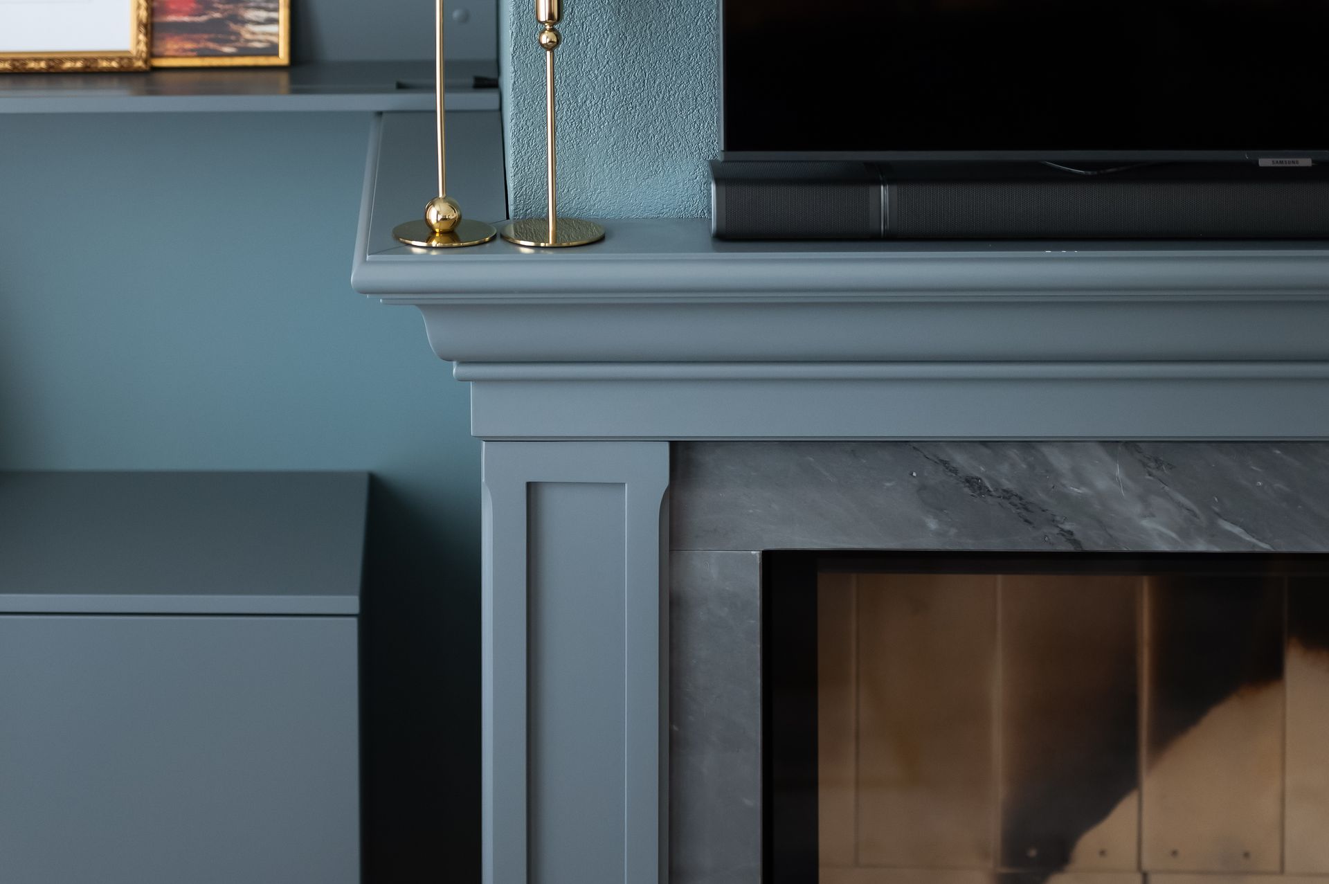 Mājas interjera dizains. Kamīna detaļas.