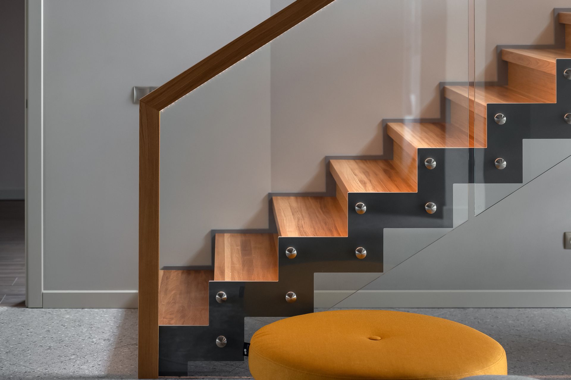 Mājas interjera dizains. Kāpnes