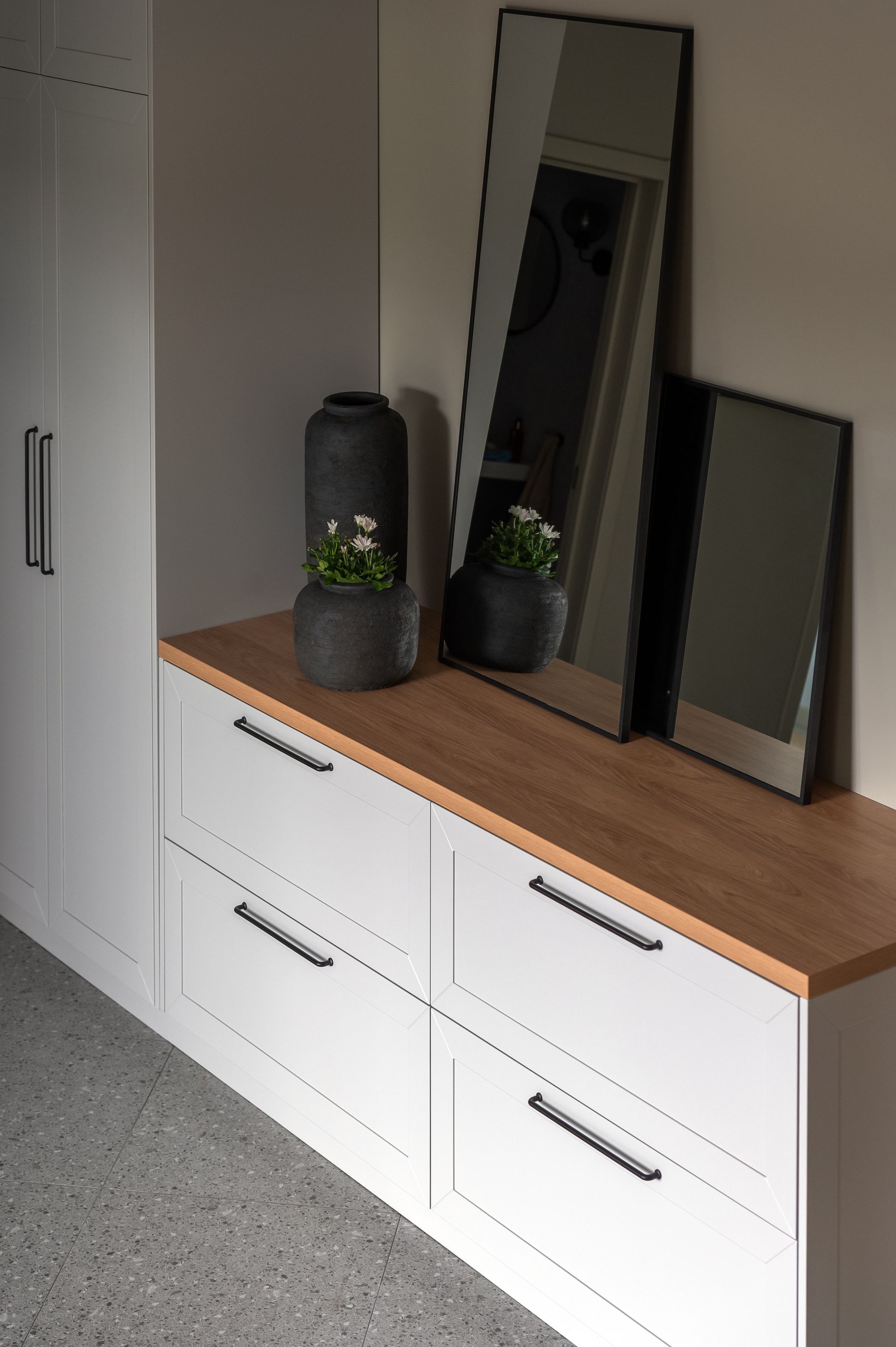 Mājas interjera dizains. Priekštelpa. Detaļas. Kumode