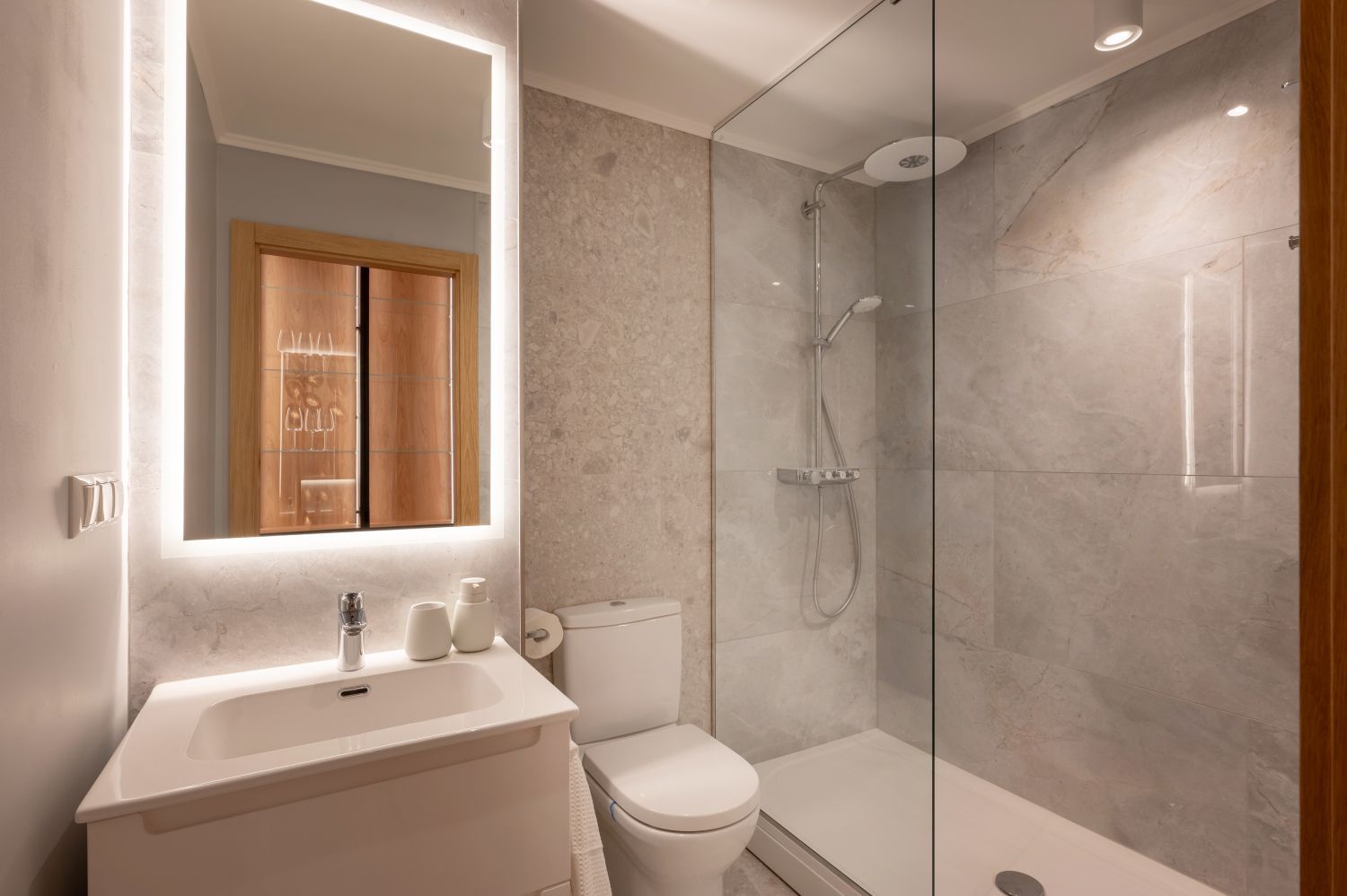 Dzīvokļa interjera dizains. Dušas telpa.