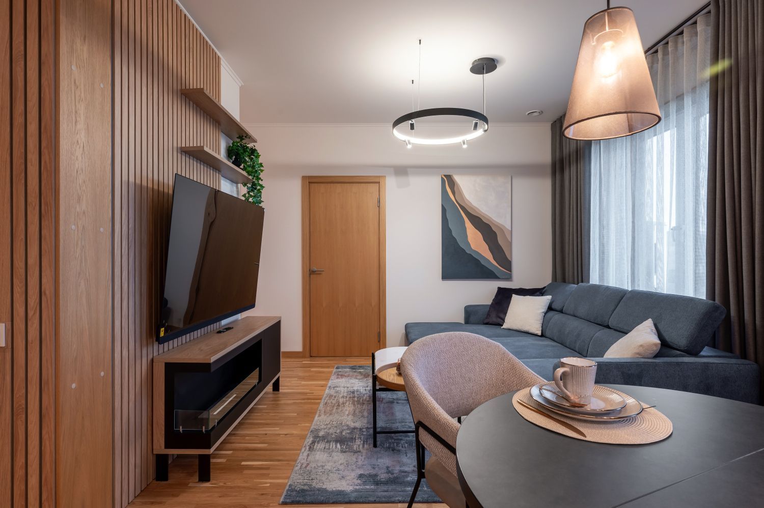 Dzīvokļa interjera dizains. Dzīvojamā istaba. TV zona un Bio kamīns.