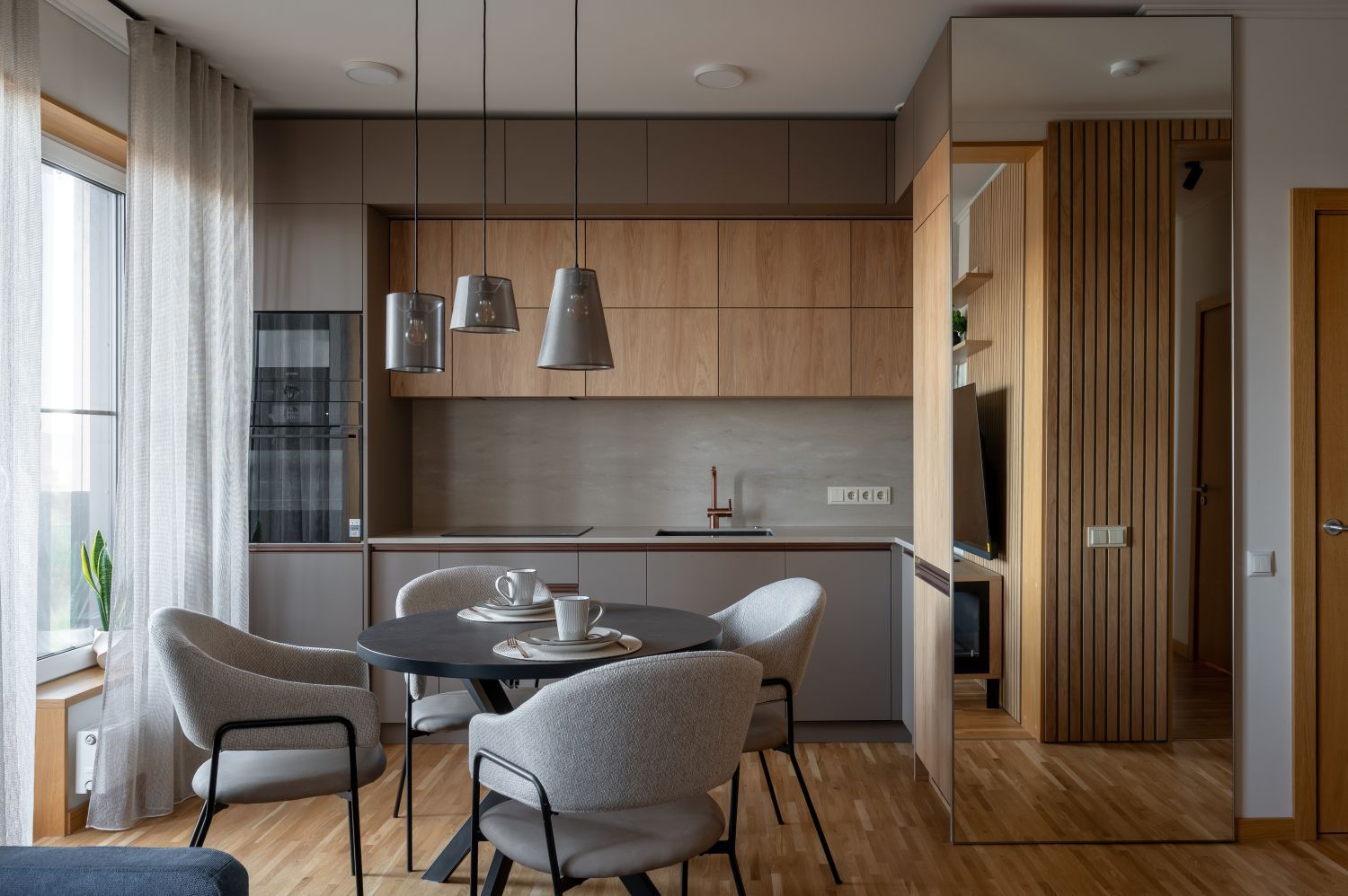 Mierīgs un harmonisks Virtuves interjera dizains.