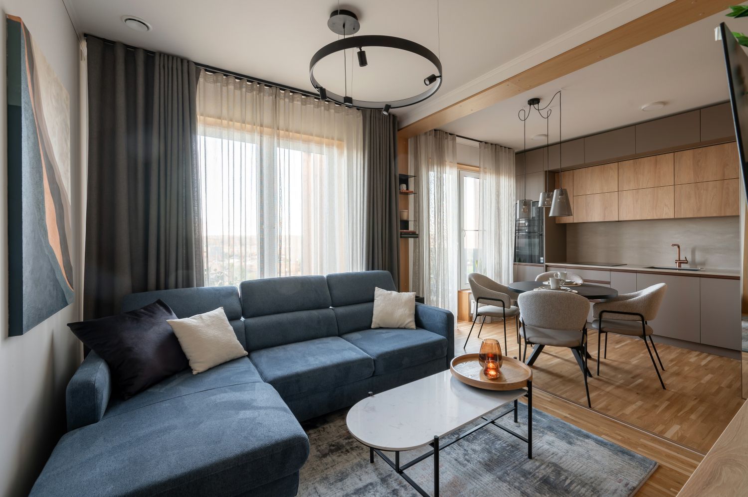 Viesu istabas interjera dizains.