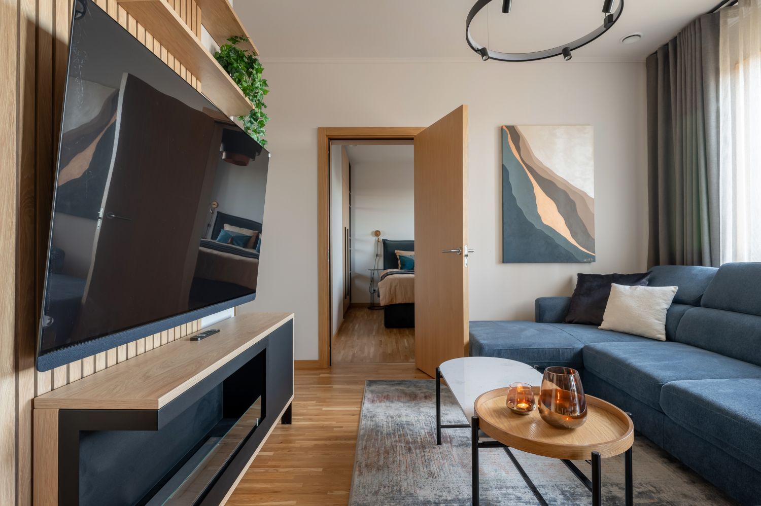 Dzīvojamās istabas interjera dizains. Tv zona. Bio kamīns.