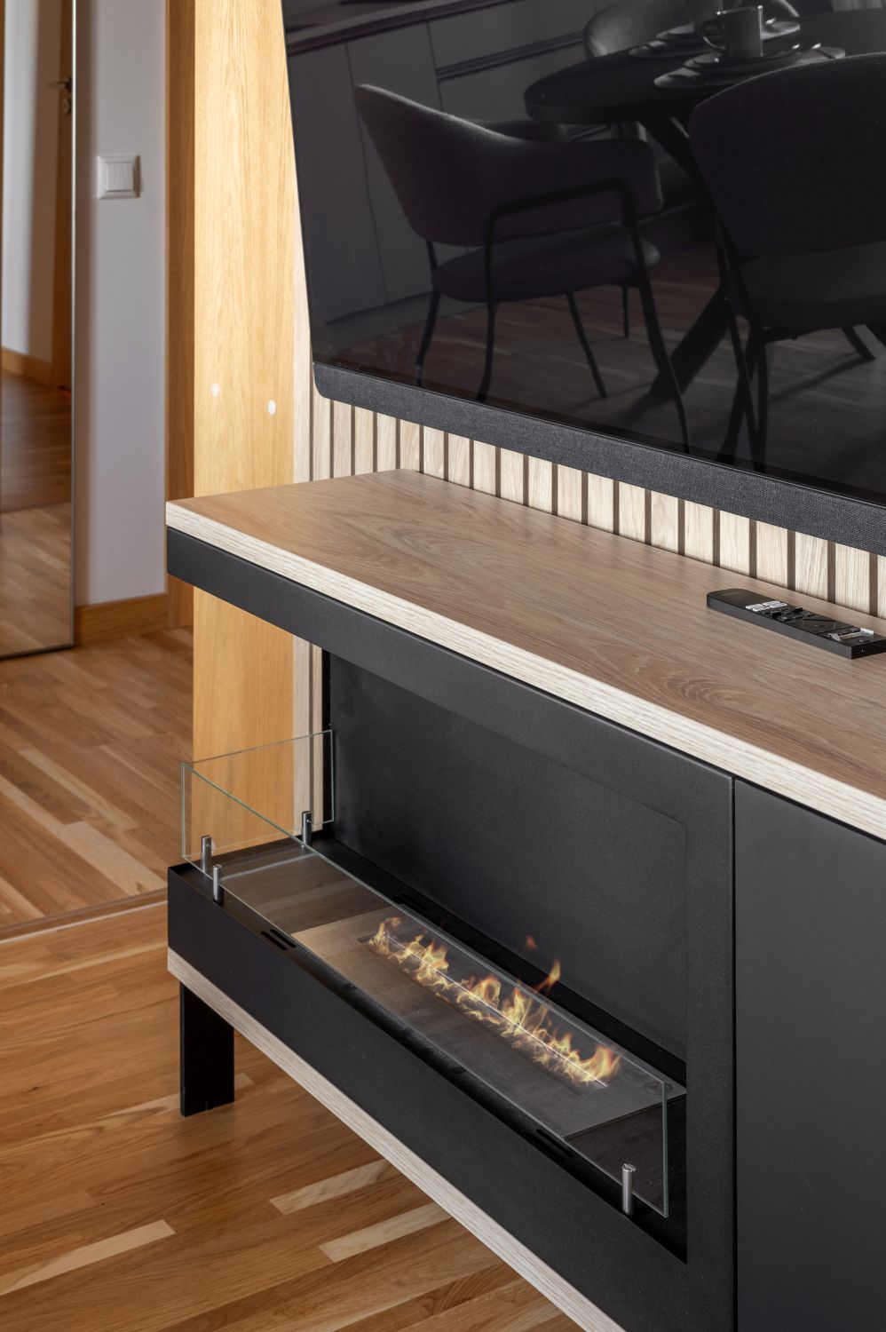 Dzīvokļa interjera dizains. Dzīvojamā istaba. TV zona un Bio kamīns.