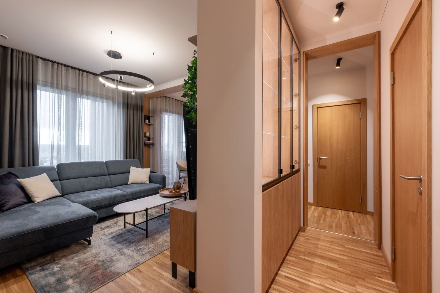 Dzīvokļa interjera dizains. Dzīvojamā istaba. TV zona un Bio kamīns.