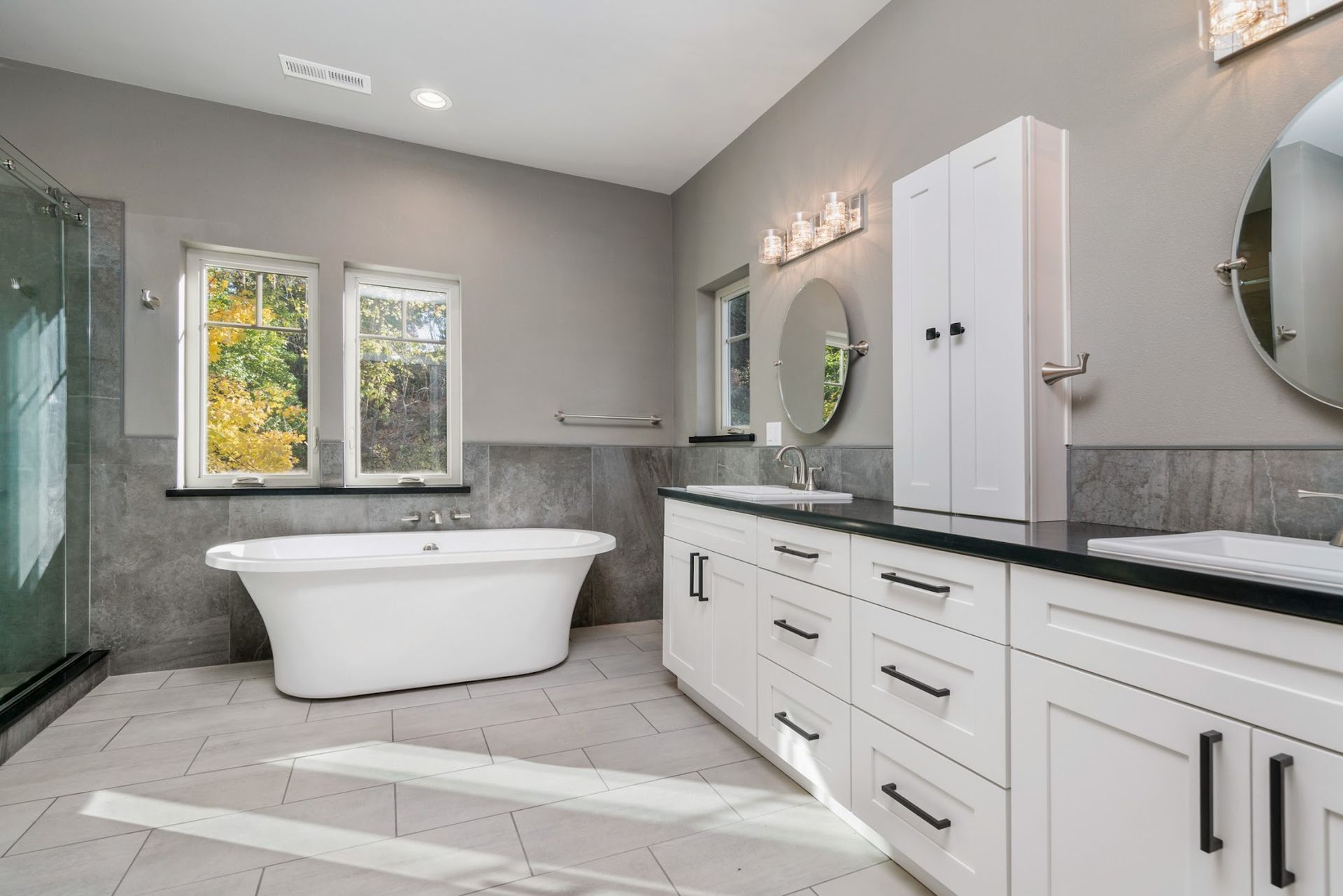 An aerial view of a house in the middle of a grassy field.