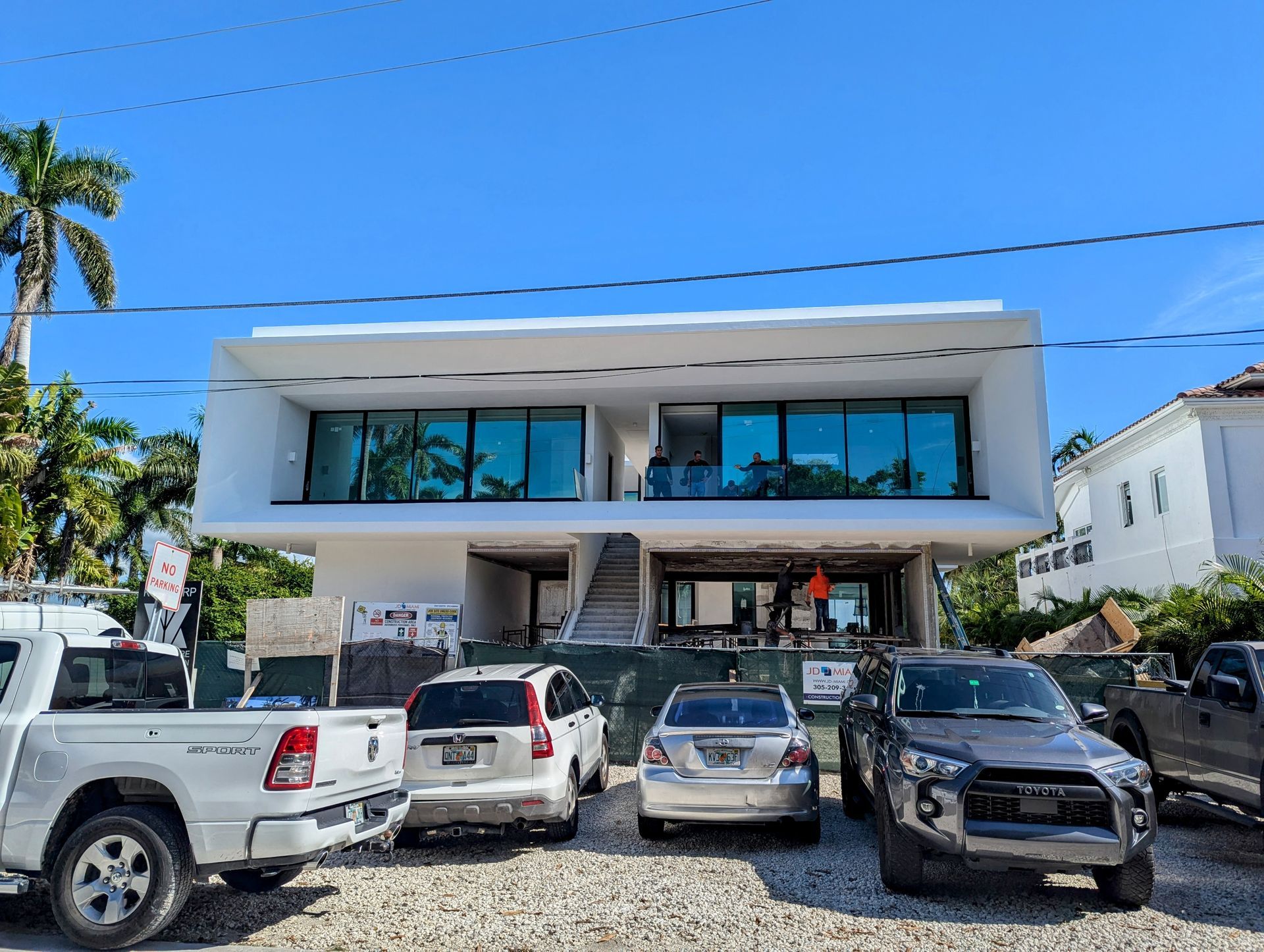 A bunch of cars are parked in front of a building.