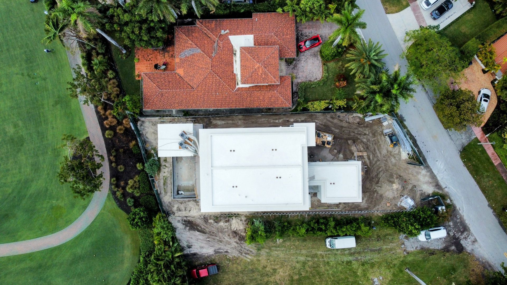 An aerial view of a house under construction with the letter t on the roof.