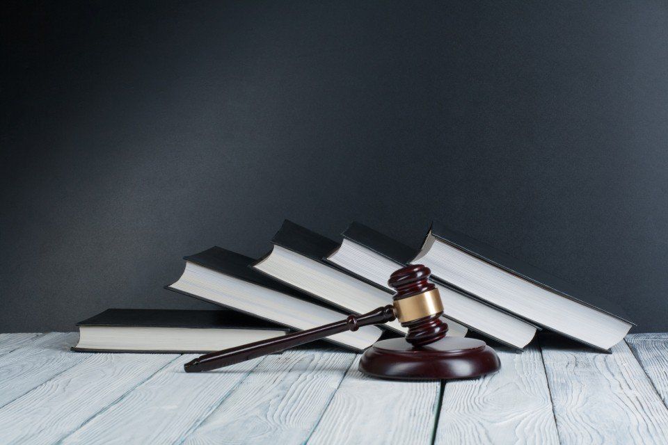volumi del codice civile e penale con martello del giudice