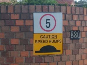 A yellow sign with two arrows pointing in opposite directions