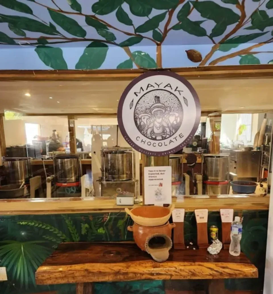 Un cartel que dice 'chocolate maya'.