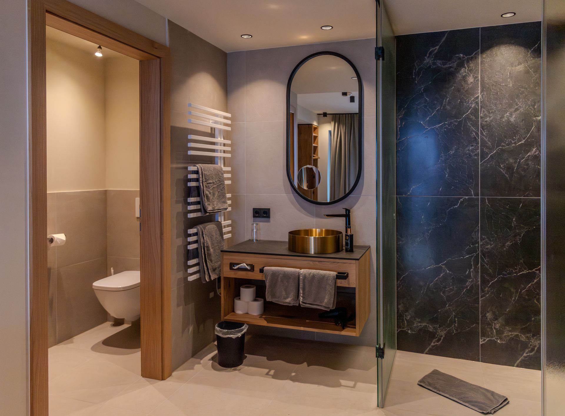 Apartment mit schwarzer Essgarnitur und Holzboden