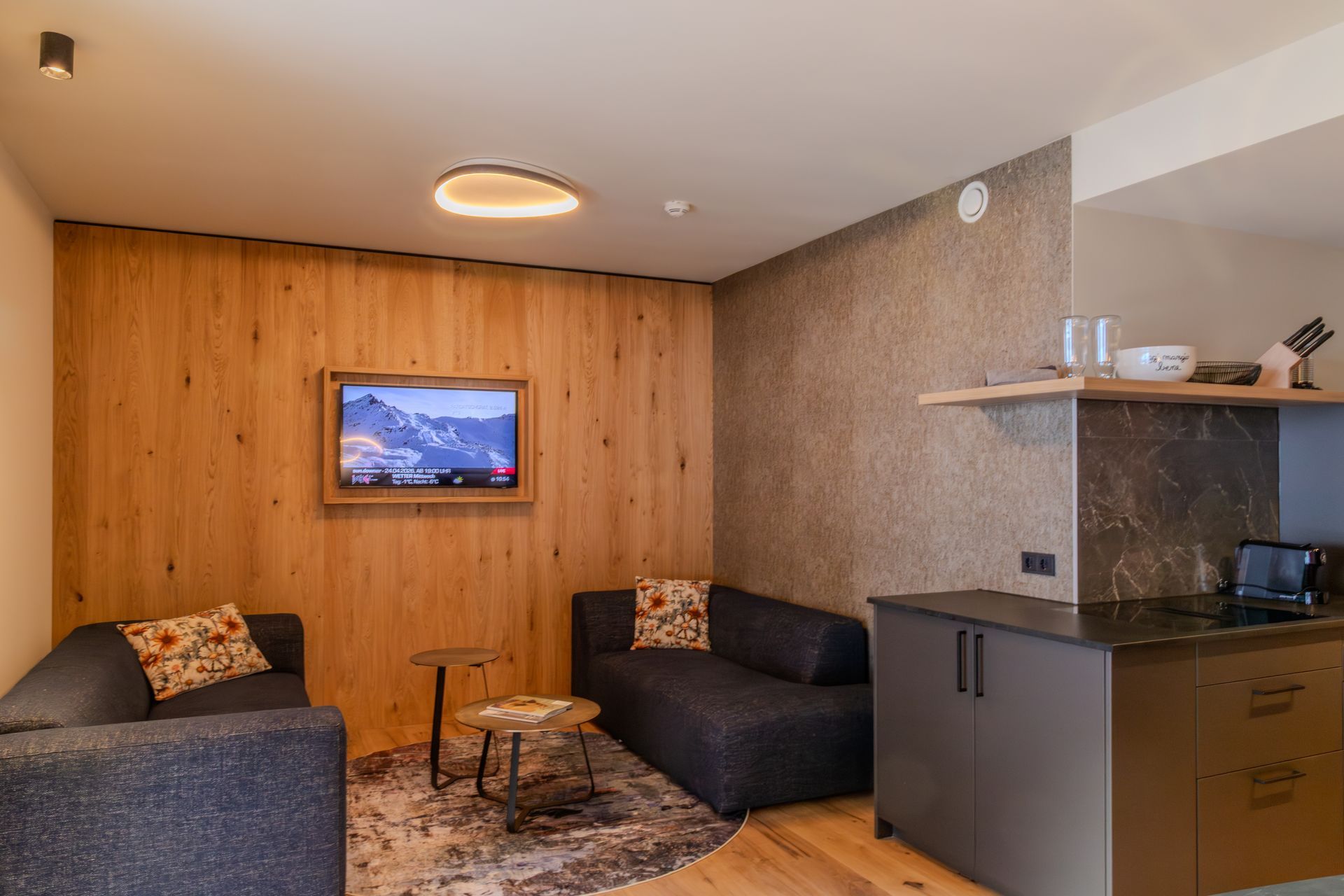 Innenansicht eines modernen Wohnraums mit einem Paar