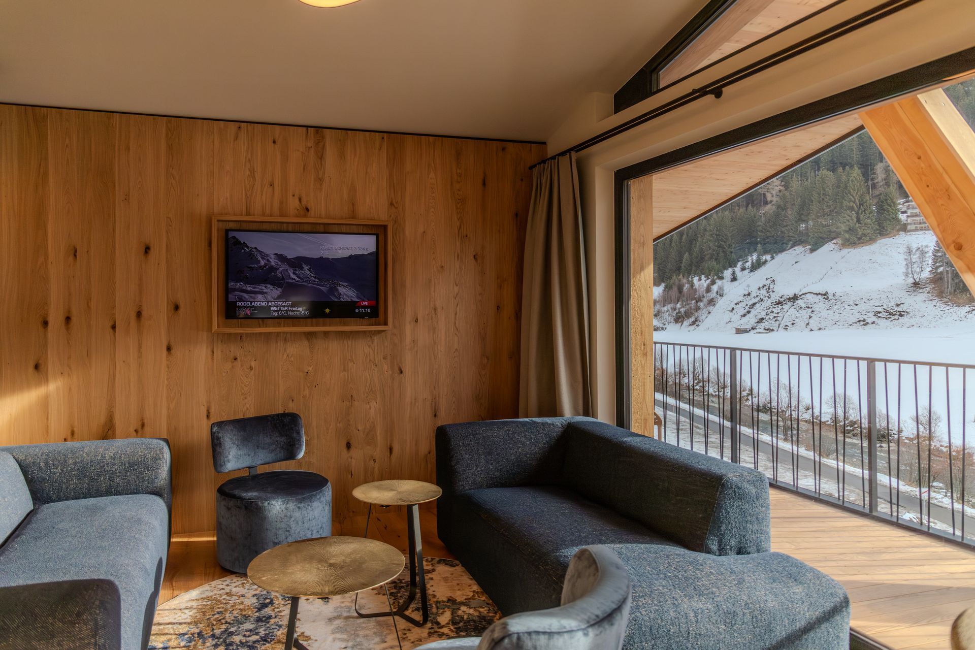 Apartment mit schwarzem Sofa und Holzboden