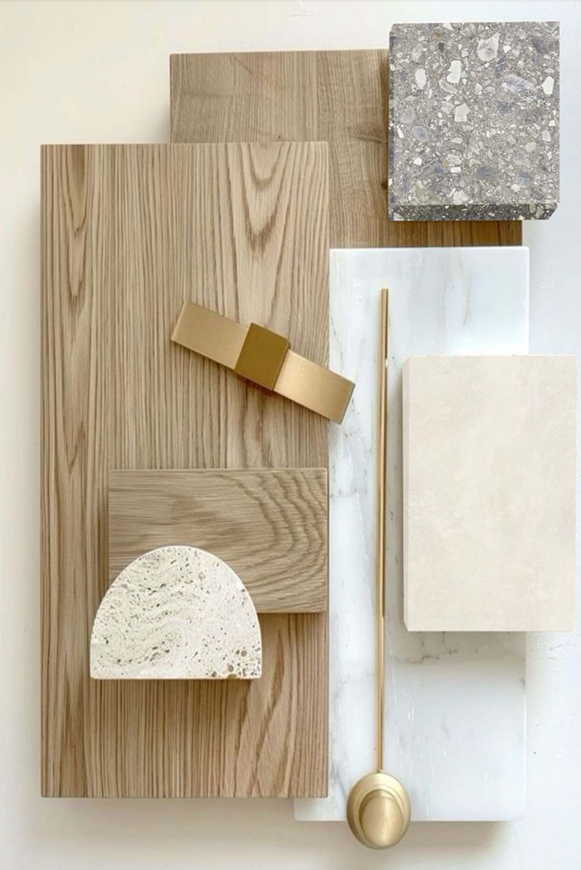 Moodboard mit hellem Holz, Marmor, beigen Fliesen und goldenen Hardware-Mustern.