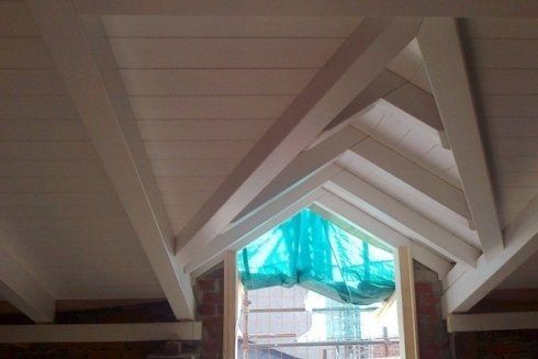 soffitto interno con travi in legno