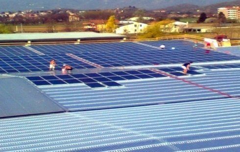 copertura industriale con pannelli solari