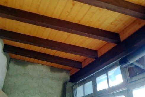 soffitto con travi in legno