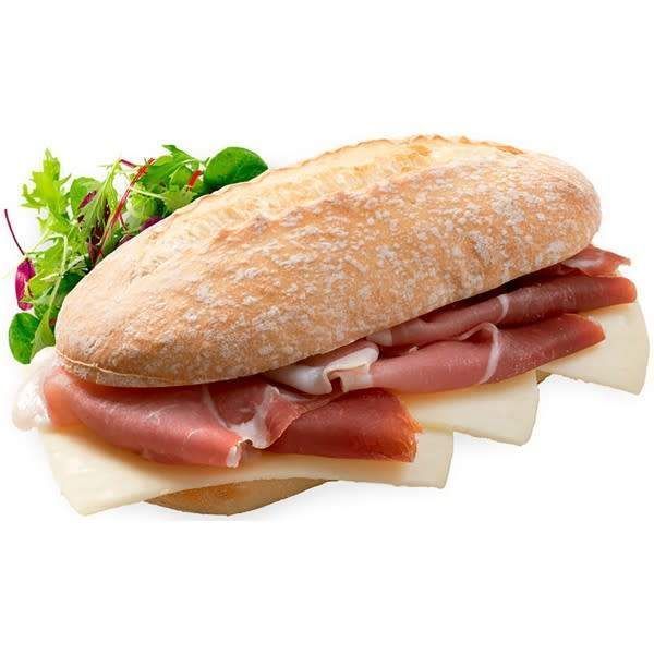 Panino con prosciutto e formaggio su una baguette, con contorno di misticanza.