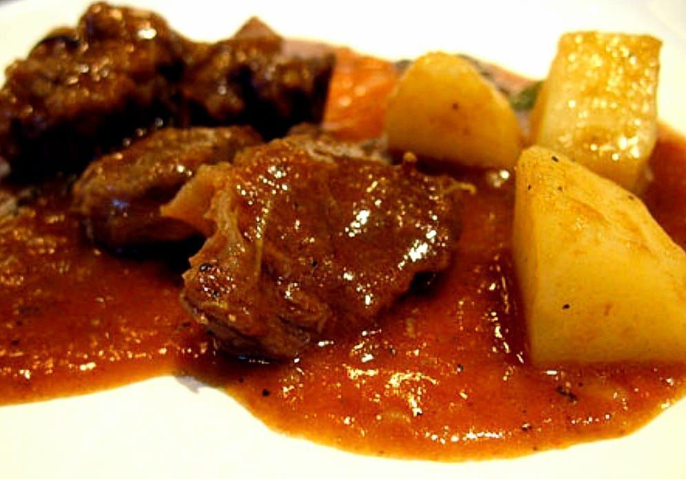 Spezzatino di manzo con patate e carote, in una salsa ricca e scura.