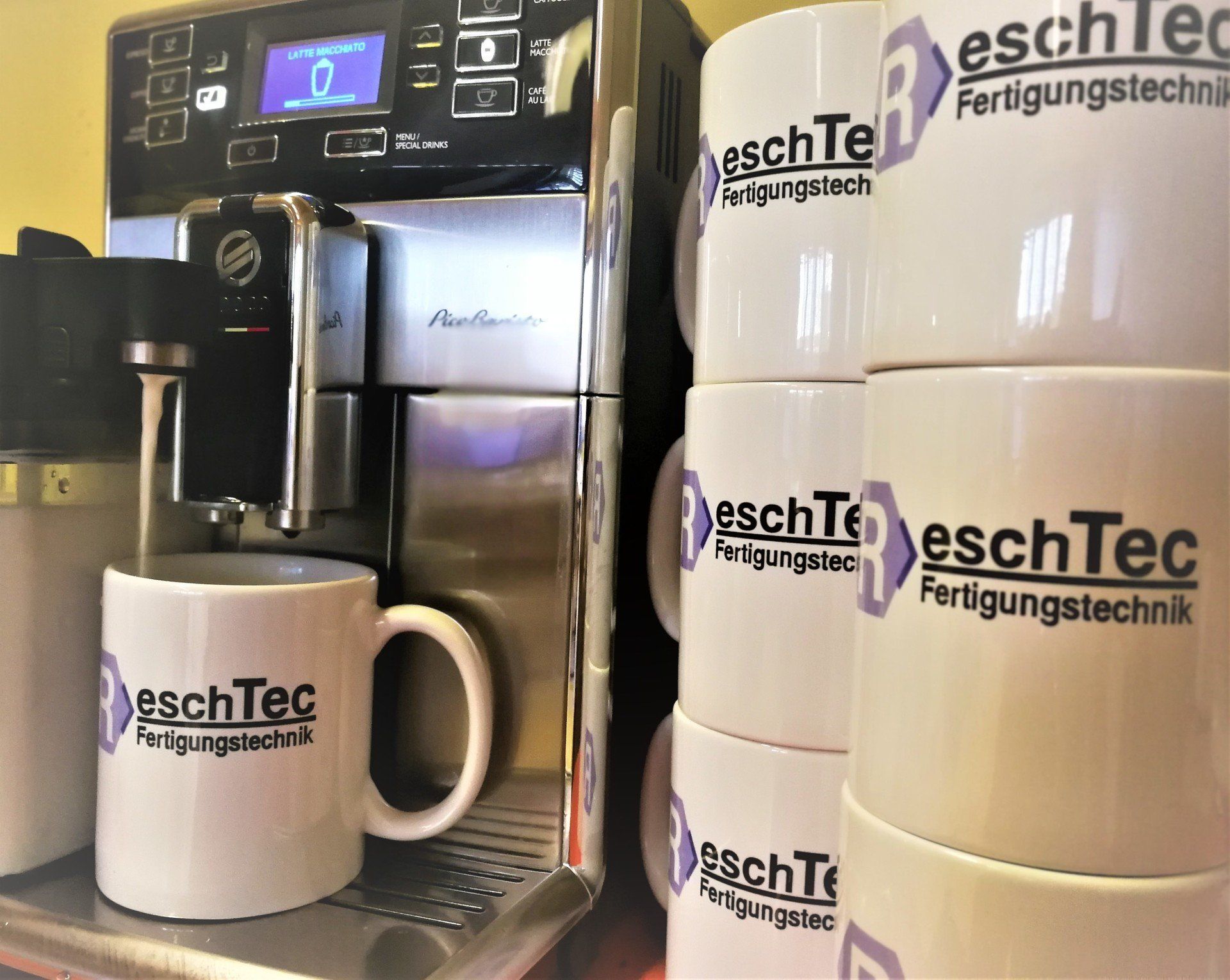 Kaffeemaschine und Kaffeetasse ReschTec