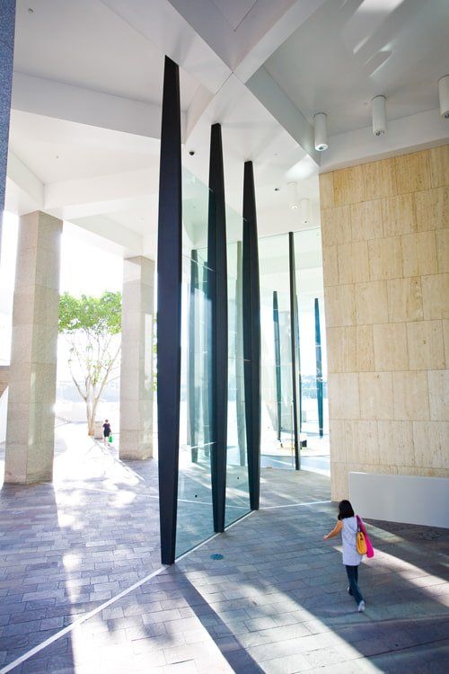 3 steel pillars with glass panes in between