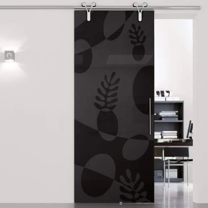 porta in vetro con decorazioni