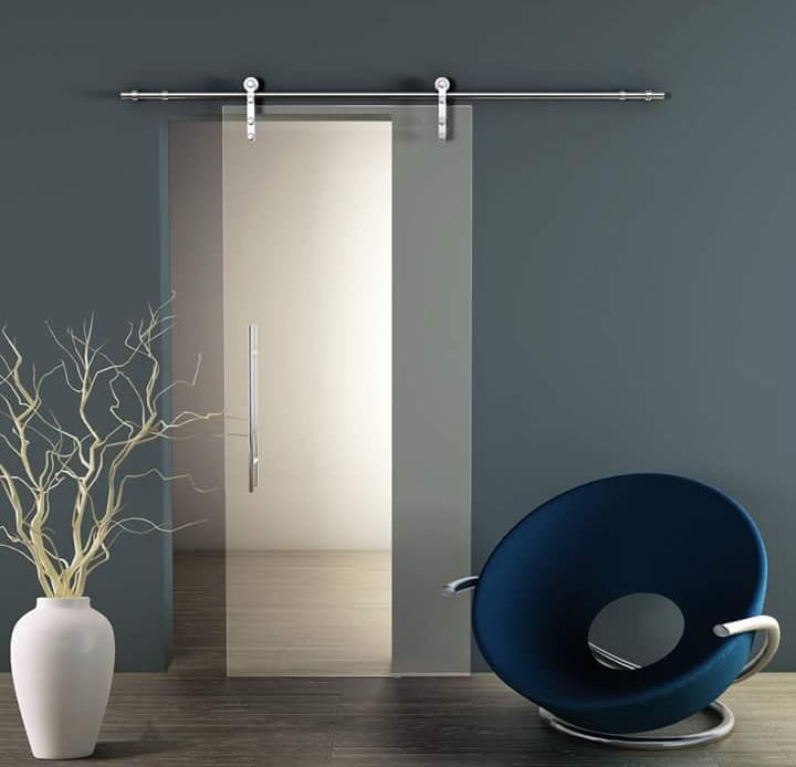 porta in vetro satinato con profilo in acciaio